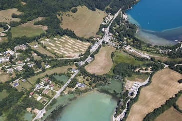 Vue aérienne du hameau et du lac de Petichet