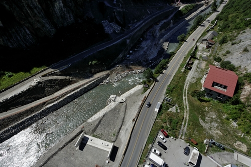 Pile et culée du viaduc amont en rive droite - juillet 2014 - Crédit : Objectif Altitude