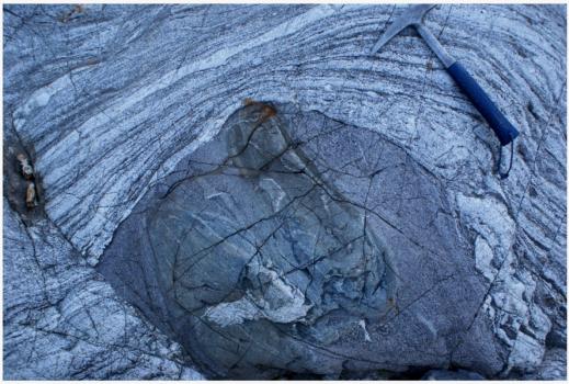 Enclave de restite refractaire para-derivé dans une métatexite principalement représentant une fusion saturée en H2O
