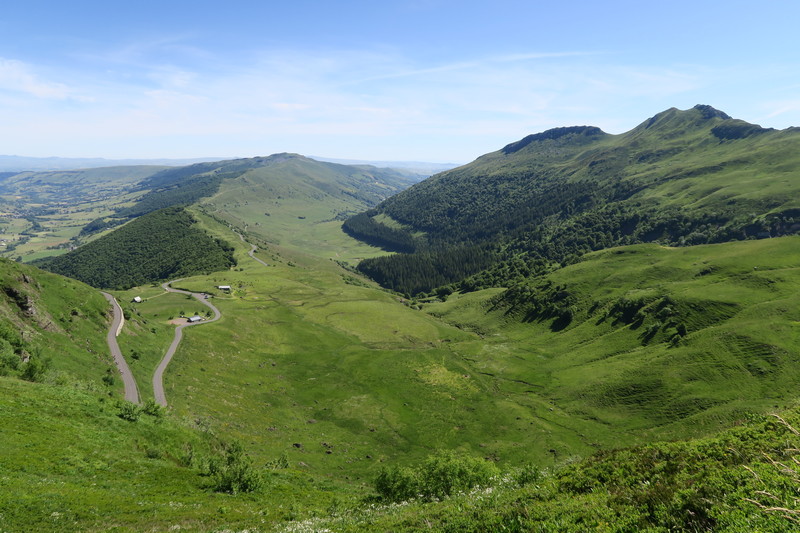 Image 7 : Vue sur la vallée de l'Impradine depuis le GR400 sous le Puy Mary