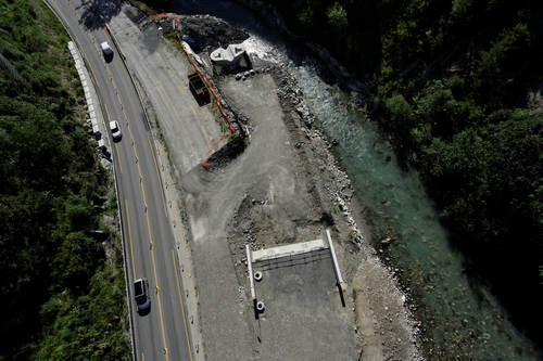 Pile et culée du viaduc aval en rive droite - juillet 2014 - Crédit : Objectif Altitude