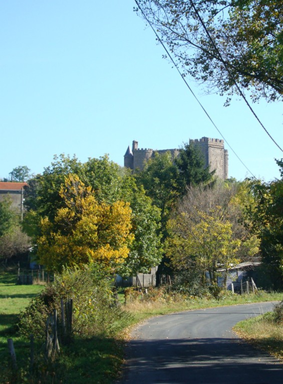 Abords du chateau de Chazeron 1