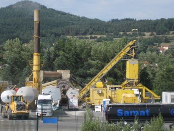 La centrale à enrobés mobile est installée à proximité du chantier, sur la ZI de Blavozy