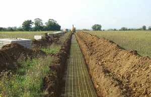 Mise en place de dalles de protection sur la canalisation