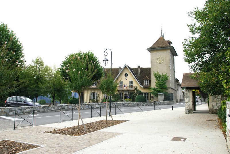Ensemble forme par la mairie de Tresserve et ses abords 1