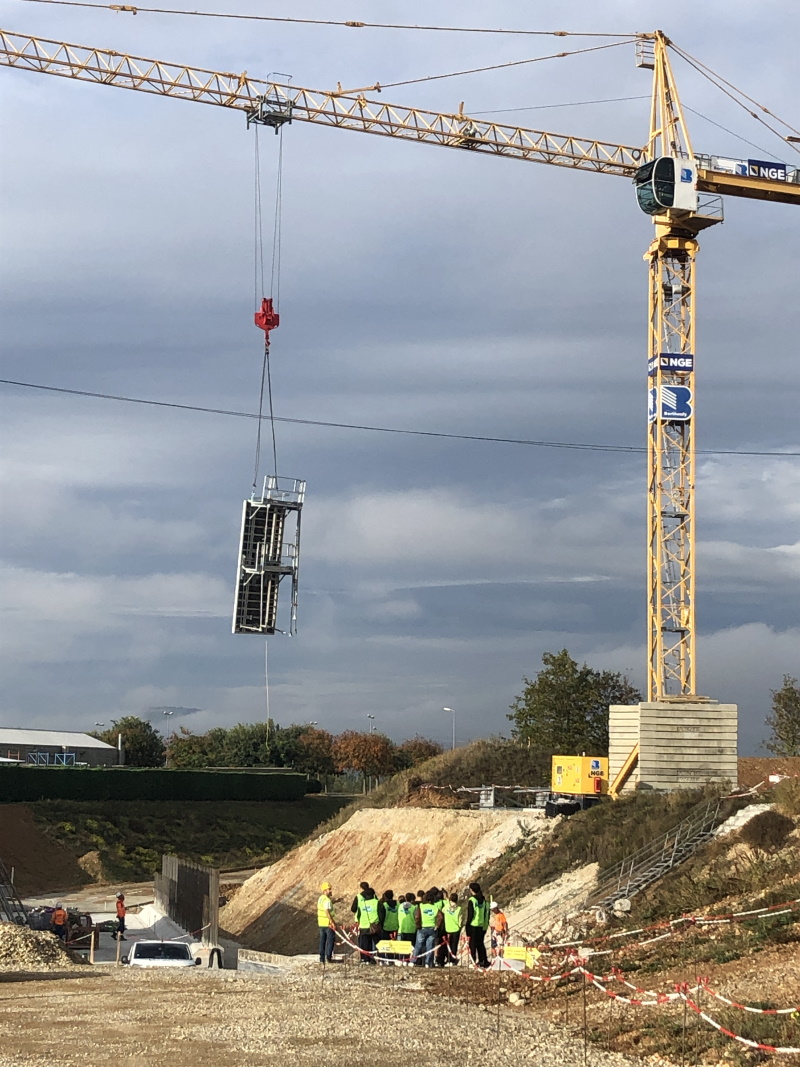 Opération de grutage d'une banche de coffrage