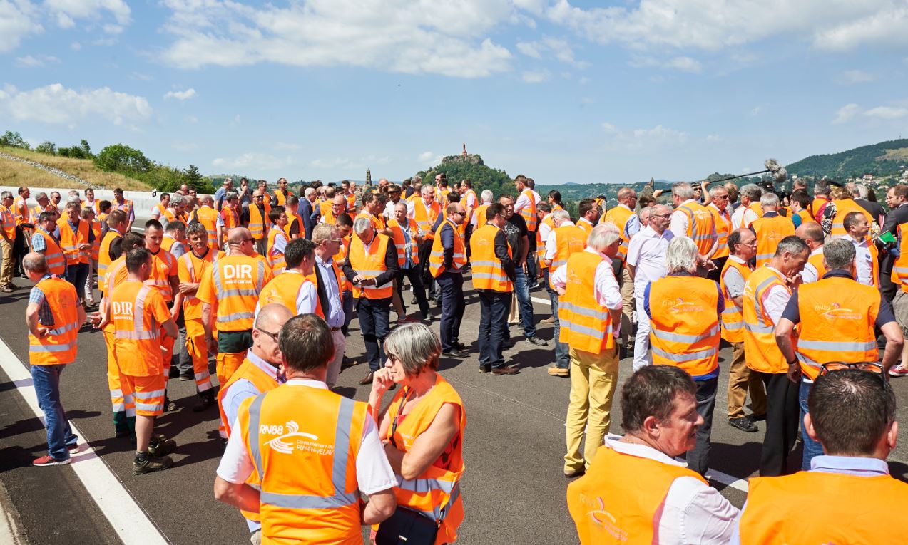 Les invités de l'inauguration face au Puy au niveau de l'échangeur de Bellevue
