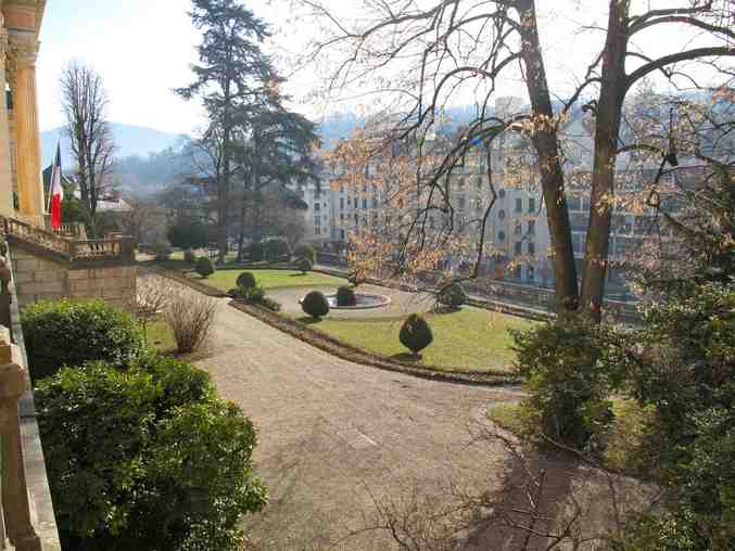 Jardins et esplanade de la prefecture chateau de Chambery 1