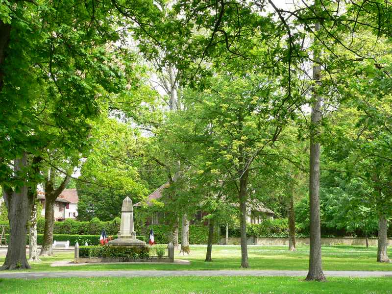 Place publique de Montaigu le Blin 1