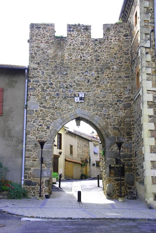 Porte de Bise et remparts de Villerest 1