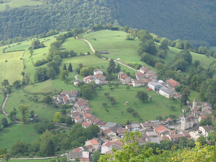 Pre au centre du village d Oncieu 1